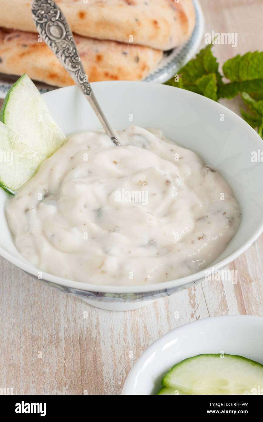 Raita o tzatziki una menta e salsa di cetriolo fatta con yogurt Foto Stock