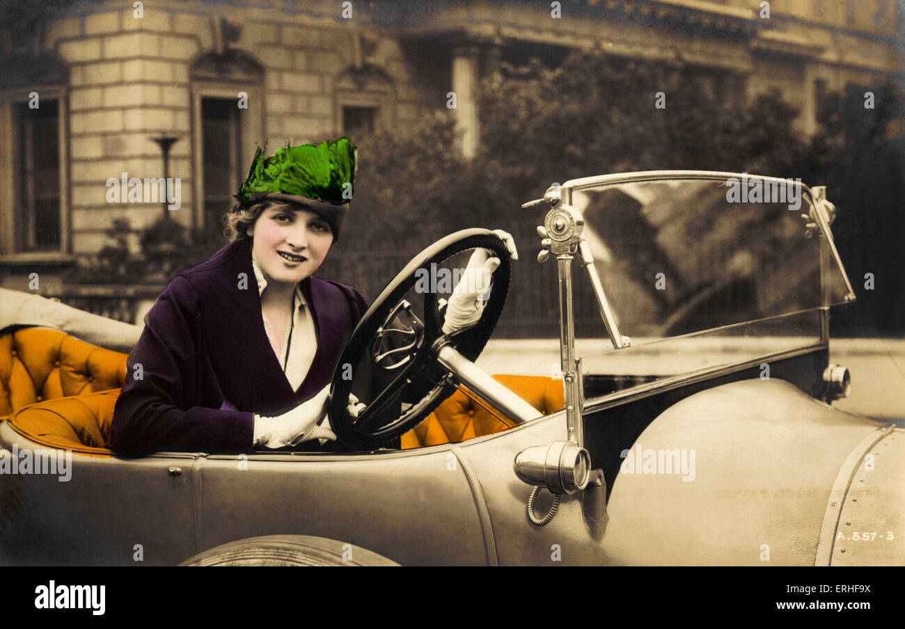 Dame Gladys Constance Cooper - Ritratto dell'attrice inglese in un'auto. 1888-1971. Cartolina realizzata in Gran Bretagna. Foto Stock