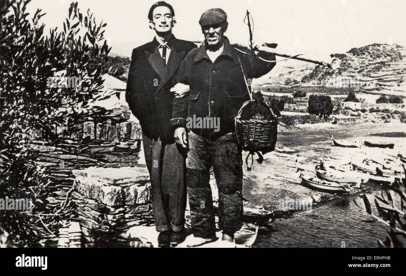 Salvador Dalí e un pescatore in Port Lligat, Spagna. Lo spagnolo il pittore surrealista 11 Maggio 1904 - 23 Gennaio 1989 Foto Stock