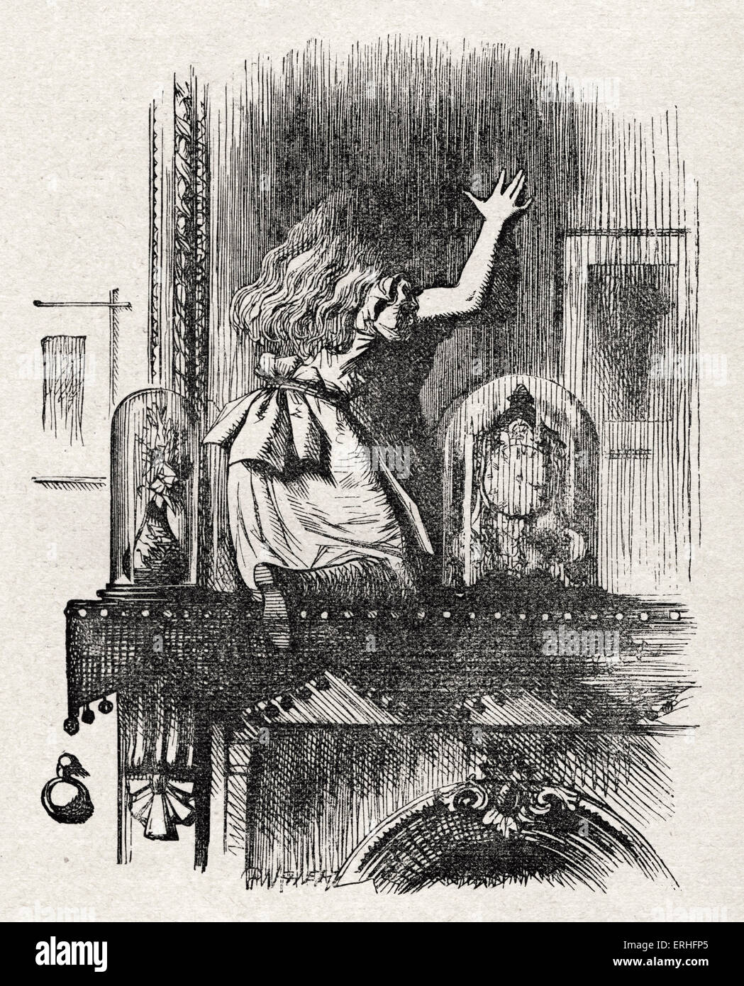 Alice passando attraverso lo specchio, da attraverso il Looking-Glass (e quello che Alice vi trovarono) da Lewis Carroll (Charles Lutwidge Foto Stock