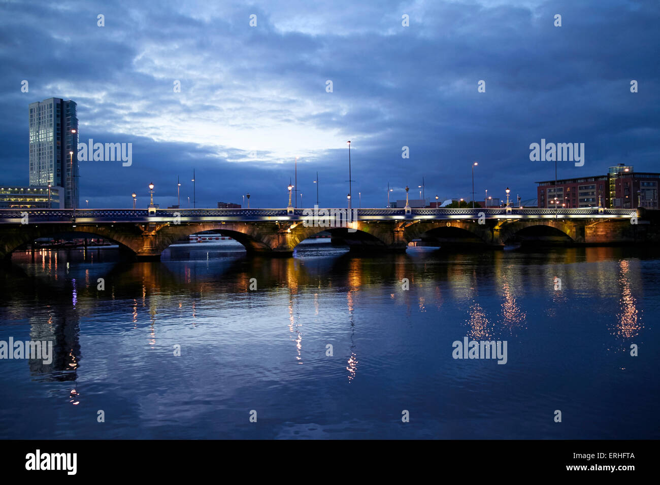 Queens bridge e il fiume Lagan Belfast waterfront di notte Irlanda del Nord Regno Unito Foto Stock