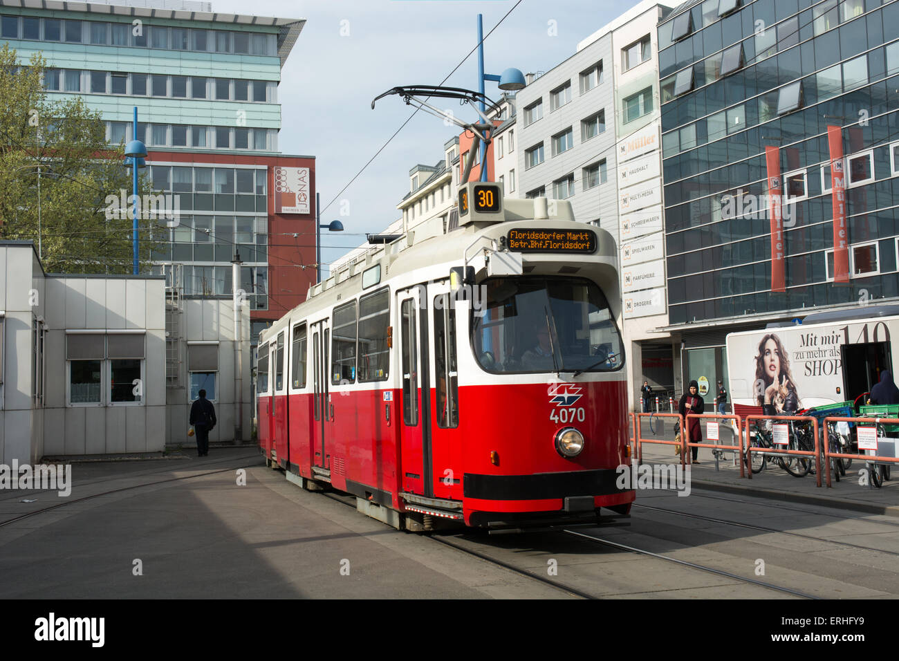 Un piano alto tram articolato azionato da Weiner Lino sul percorso 30 arriva alla stazione di Floridsdorf alla periferia di Vienna. Foto Stock