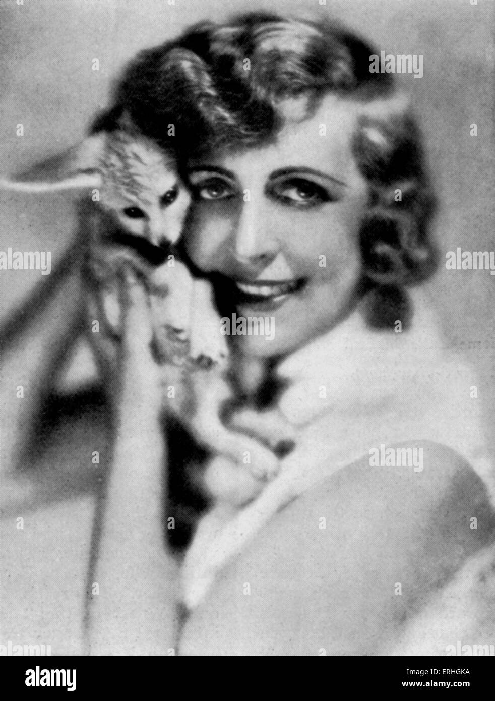 Edvige (Vicki) Baum - ritratto dello scrittore austriaco e romanziere con un piccolo cane, c. 1930. 24 Gennaio 1888 - 29 agosto 1960. Foto Stock