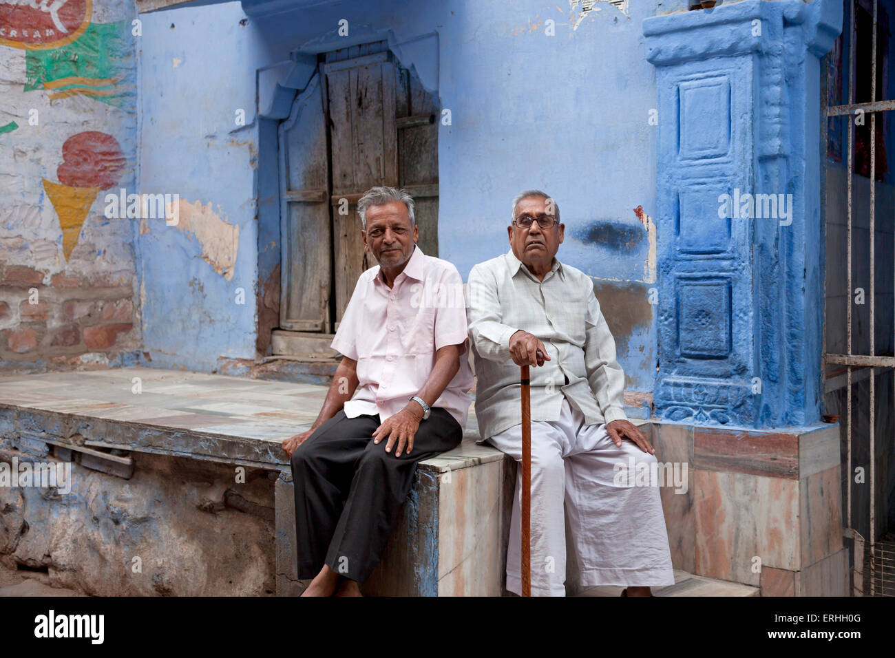 Uomo anziano e tipica facciata blu in Jodhpur, Rajasthan, India, Asia Foto Stock
