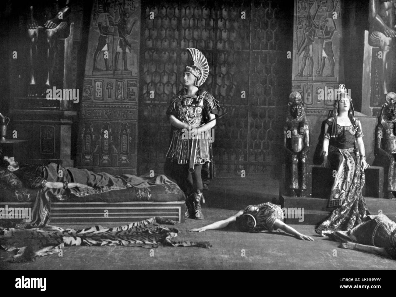 William Shakespeare 's giocare 'Marcantonio e Cleopatra' - Atto IV, Scena 3: La morte di Cleopatra. Sua Maestà's Theatre, Londra, Foto Stock