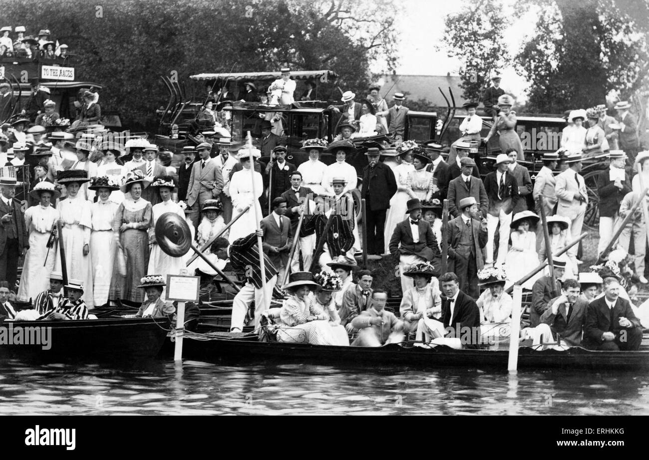 Cambridge University - Maggio gare, inizio 1900 's. Gli spettatori sulla riva del fiume Tamigi, la maggior parte di paglia da indossare cappelli alle imbarcazioni. Foto Stock