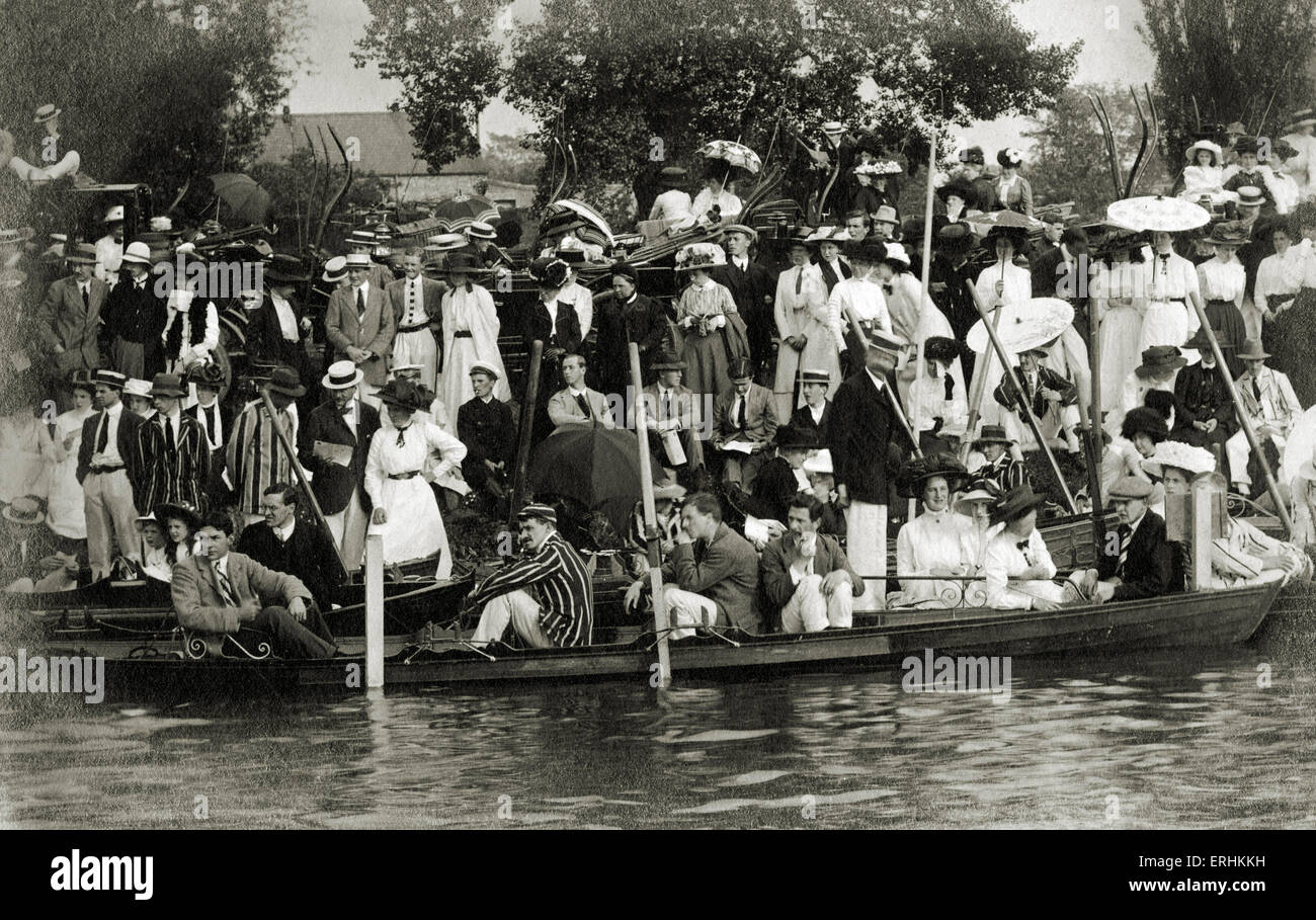 Cambridge University - Maggio gare, inizio 1900 's. Gli spettatori sulla riva del fiume Tamigi, la maggior parte di paglia da indossare cappelli alle imbarcazioni. Foto Stock