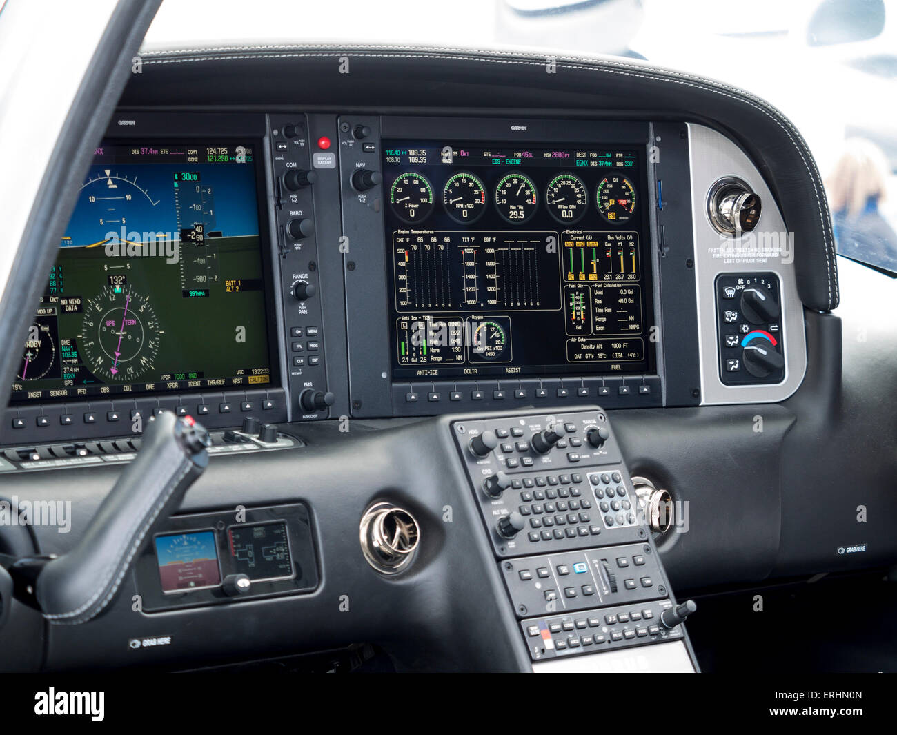 High-tech " tutta di vetro' abitacolo di un Cirrus 22T/GTS due posti aerei di svago,a Aerexpo 2015 aviation evento,a Sywell airfi Foto Stock