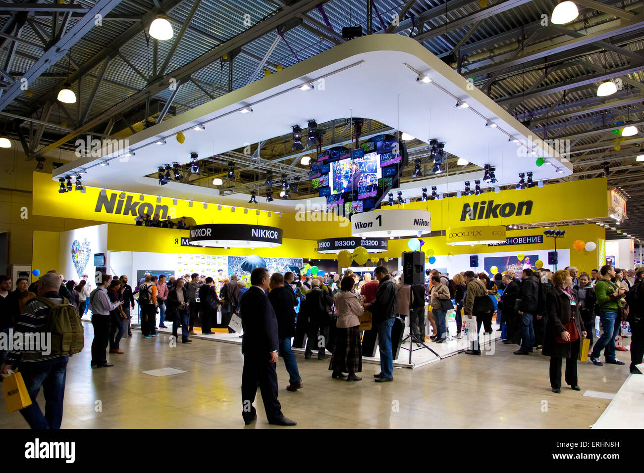Mosca, Russia - 12 aprile: Persone a tech NIKON a guardare per fotocamere, obiettivi e accessori a PHOTOSHOW, International Ph Foto Stock