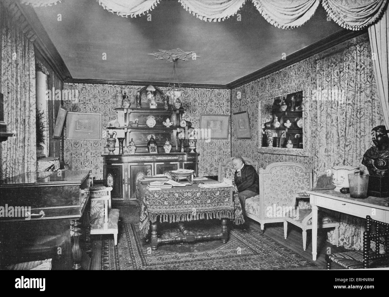 Alexandre Dumas figlio - a casa (nel suo salon) verso la fine della sua vita. (Figlio di Alexandre Dumas père,), autore francese e Foto Stock