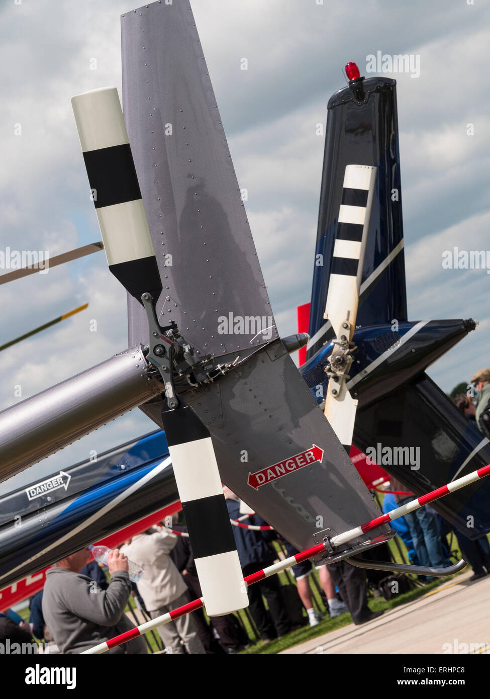 Il rotore di coda dettaglio di un Robinson biposto elicottero,a Aerexpo 2015 aviation evento,a Sywell airfield,Northamptonshire, Britai Foto Stock