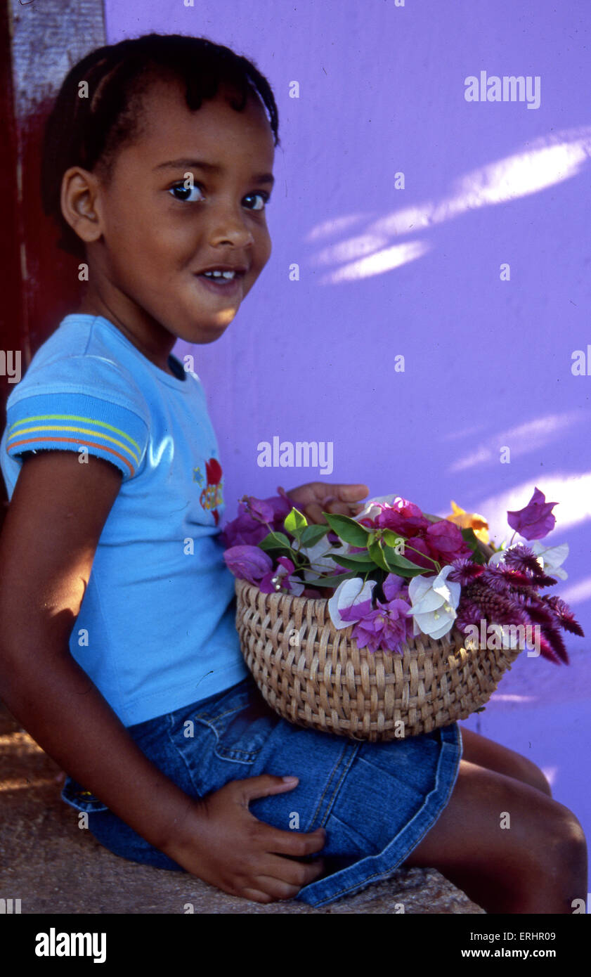 Ragazza giovane con fiori in Giamaica Foto Stock