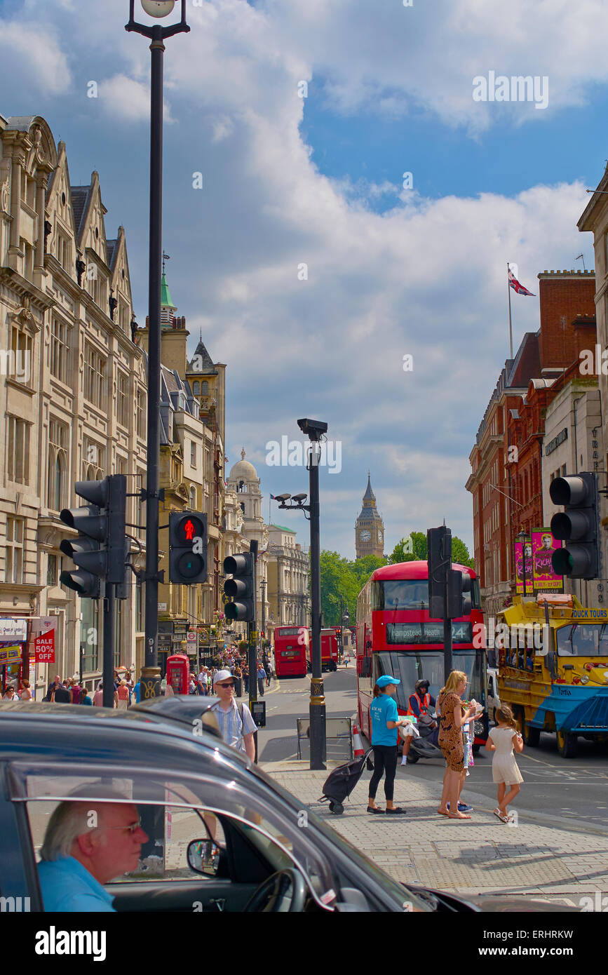 Una miscela di Londra icone: Big Ben, un rosso London bus, un nero con taxi. Foto Stock