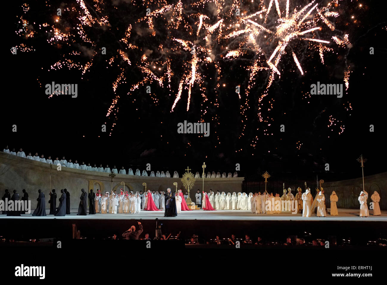 Artisti eseguono "Tosca" di Puccini opera, durante una prova generale di fronte a uno sfondo del sito storico di Masada presso il Mar Morto, Israele il 02 giugno 2015. "Israeliano festival aperto a Masada', all'antica fortezza elencati nel Patrimonio Mondiale di UNESCO sito elenco ha raggiunto la sua quinta edizione ed è diventato uno del mondo più unico e altamente considerato opera eventi. Foto Stock