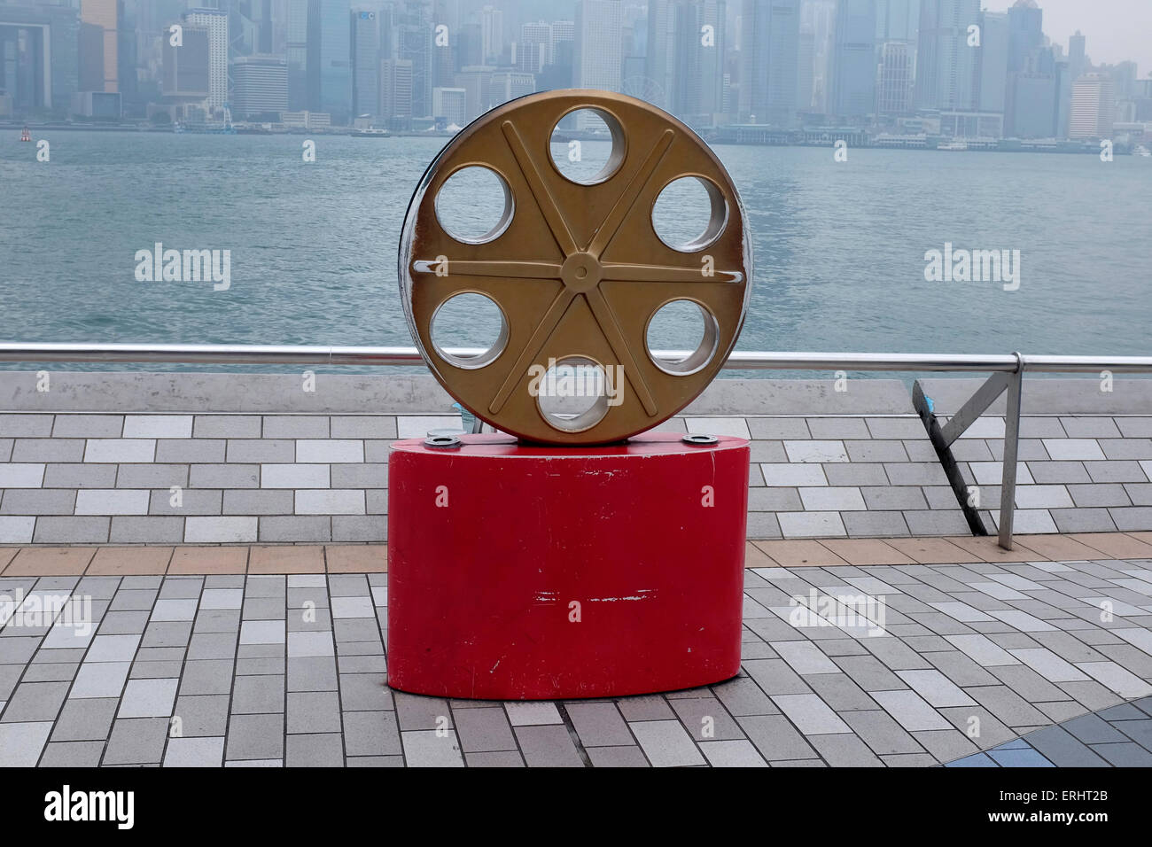 Rotolo di pellicola cinematografica statua sulla Avenue of Stars, RAS di Hong Kong, Cina Foto Stock