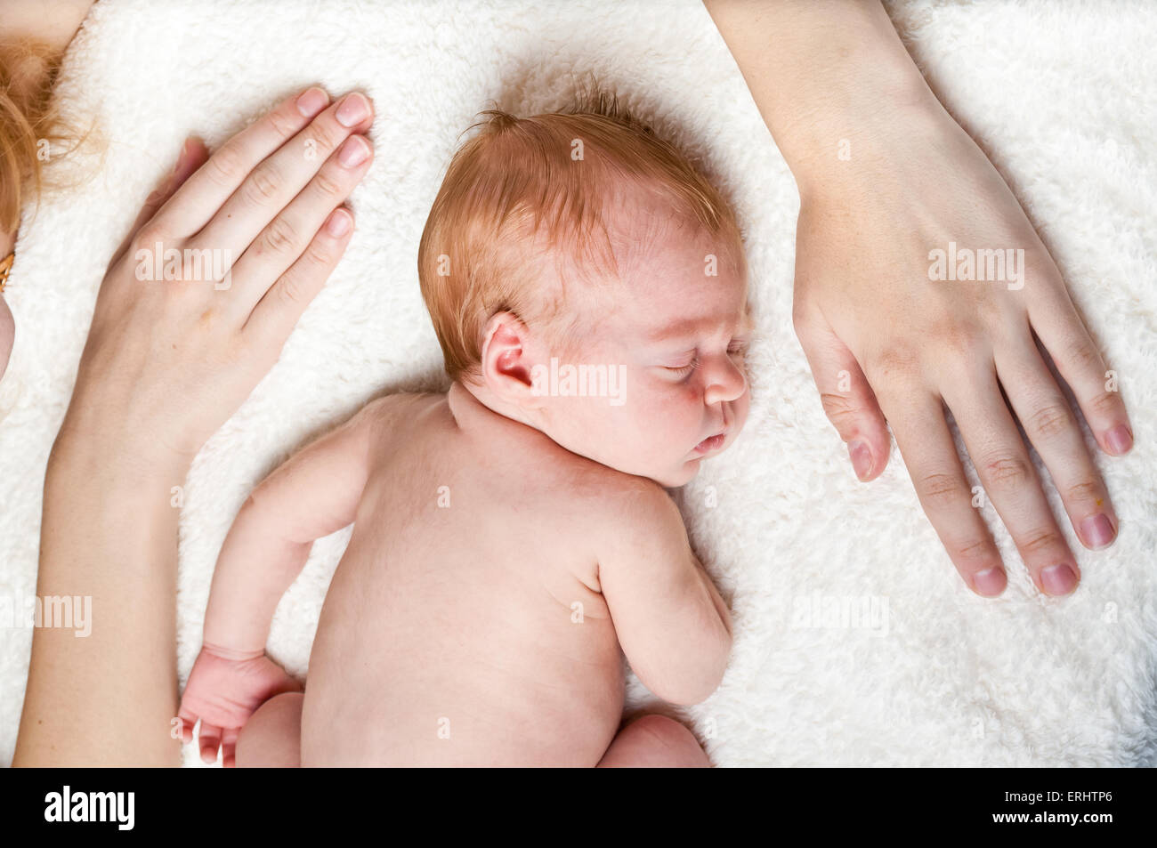 La madre con le mani neonato Foto Stock