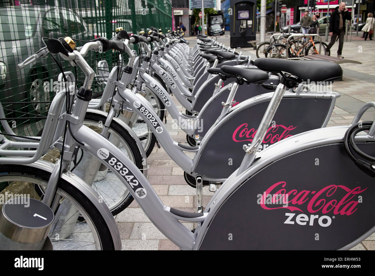 Coca cola zero sponsorizzato belfast biciclette a noleggio pubblico regime di moto Foto Stock