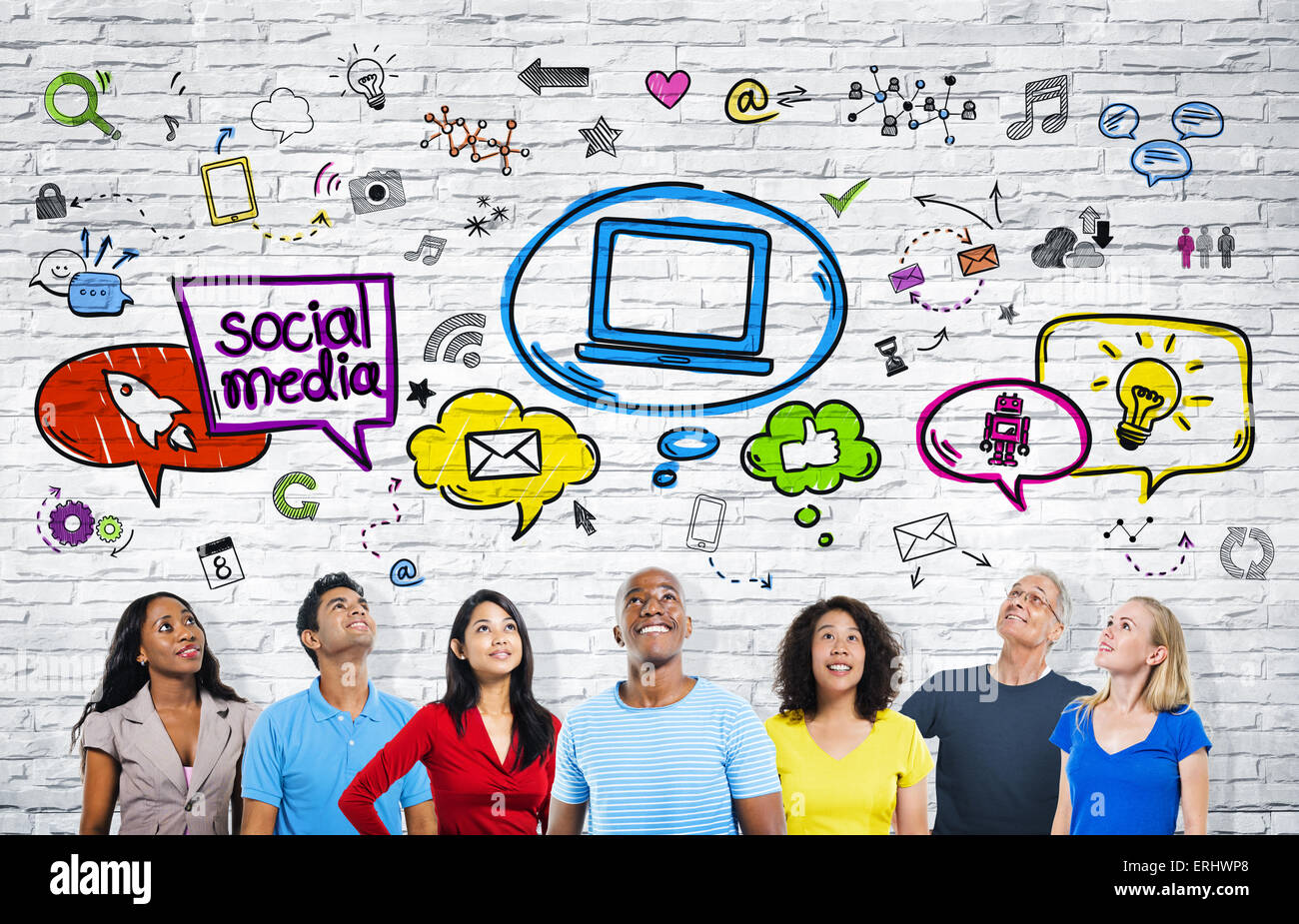 Le persone che cercano fino al Social Media Le icone Foto Stock