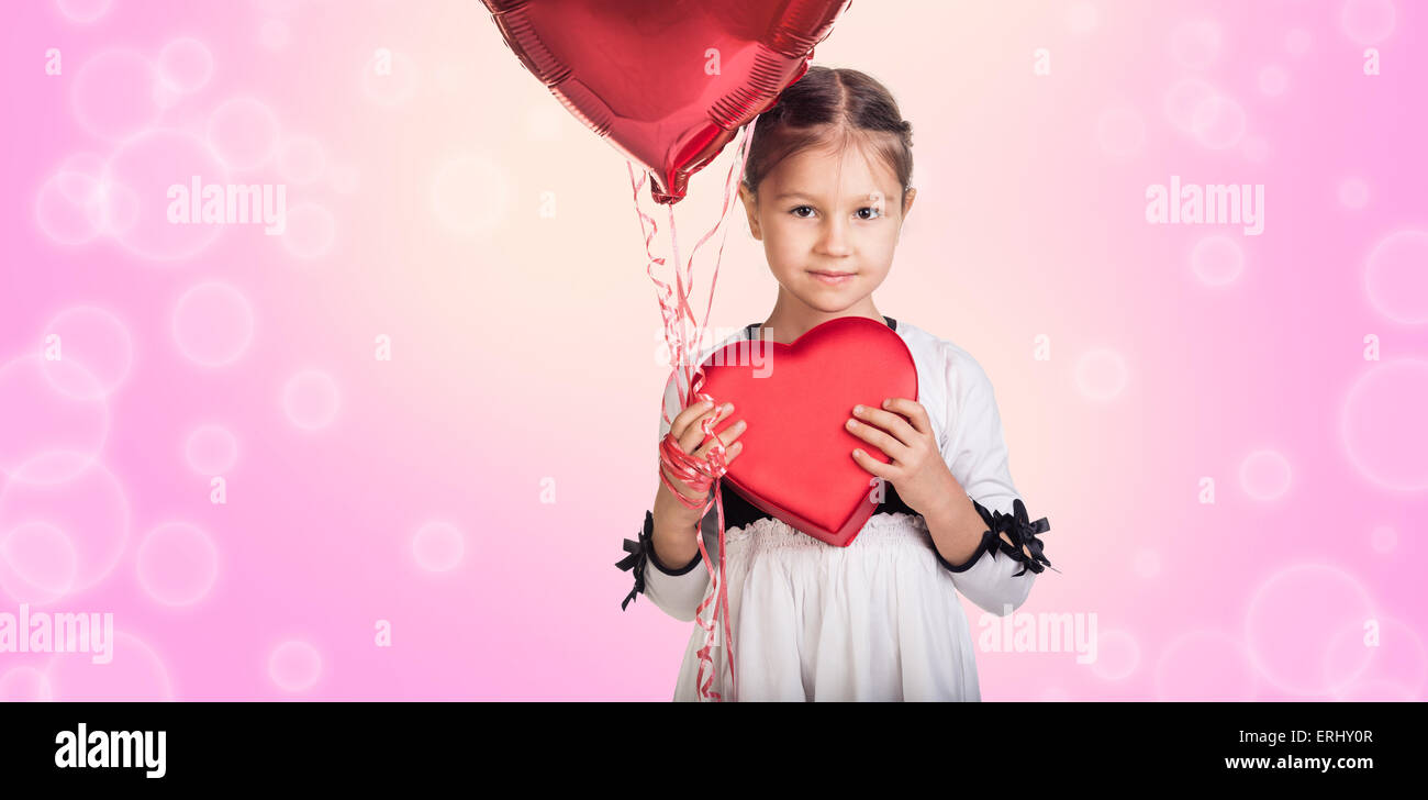 Carino bambina con un regalo Foto Stock