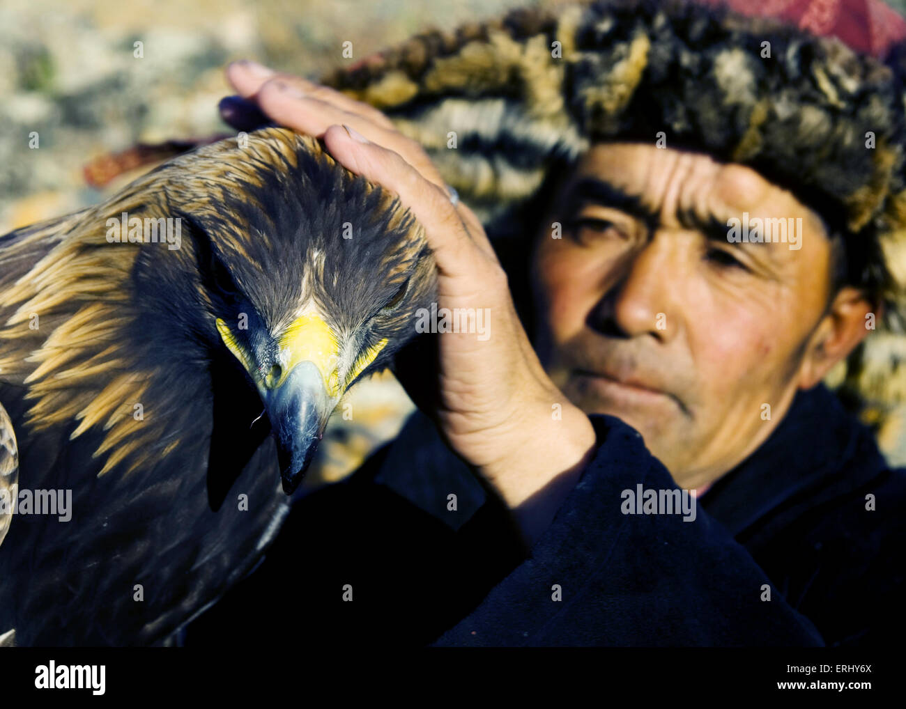 Il mongolo uomo stili di vita tradizionali Eagle Foto Stock