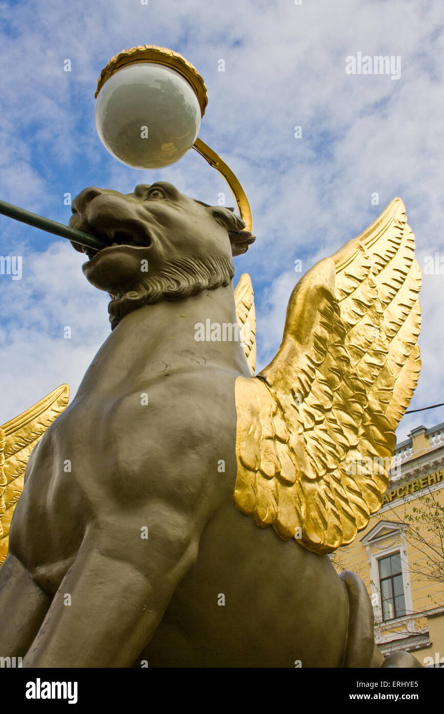 I famosi leoni alati sul ponte di epoca zarista a San Pietroburgo. La Russia. Foto Stock
