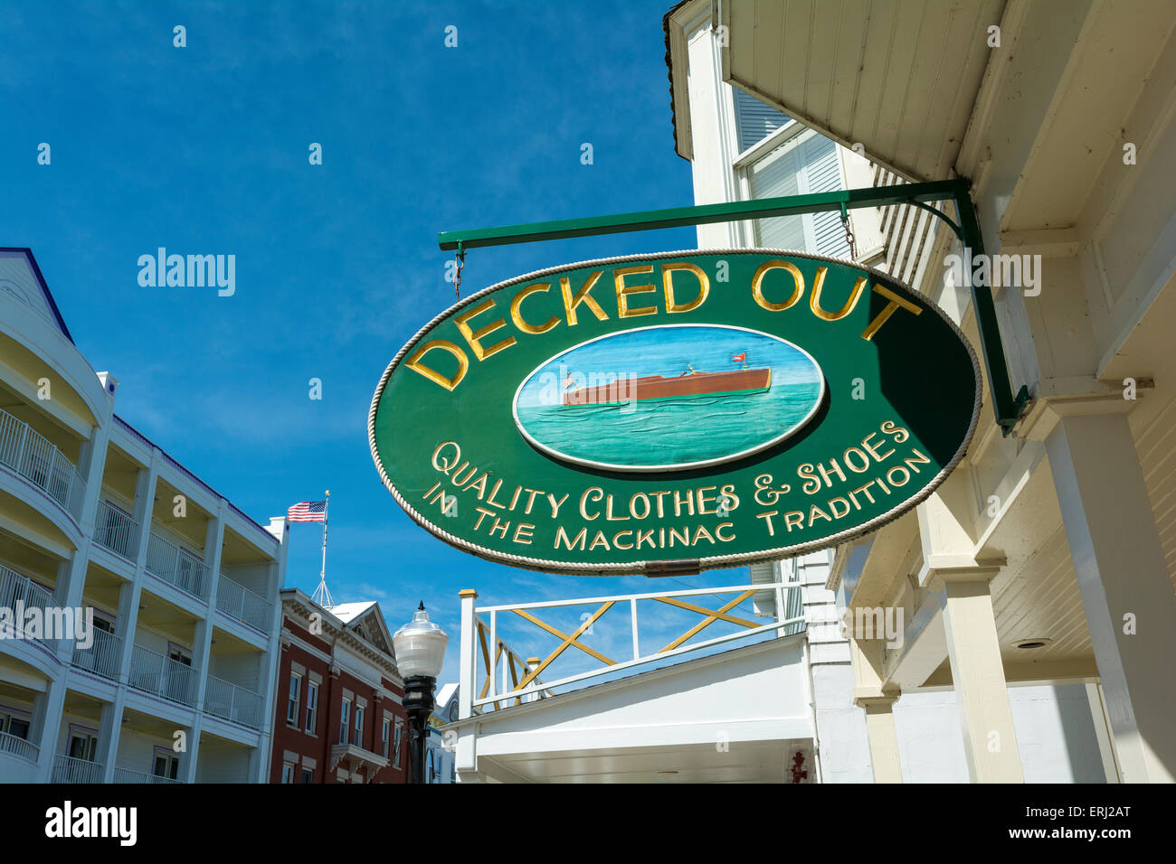 Michigan, isola di Mackinac, Main Street, decked out negozio di abbigliamento segno Foto Stock