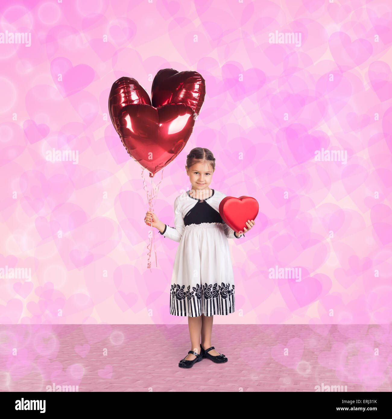 Carino bambina con un regalo Foto Stock