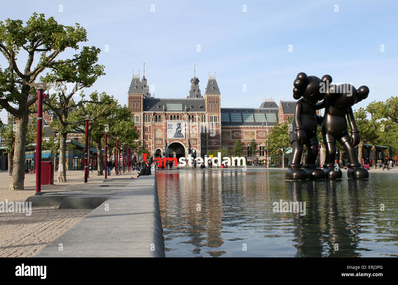 Sculture di New York artista KAWS durante il ArtZuid mostra sulla piazza Museumplein, Amsterdam. Il Rijksmuseum in background Foto Stock