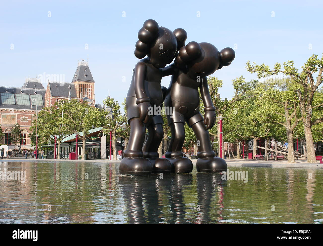 Sculture di topi neri da New York artista KAWS durante il ArtZuid mostra sulla piazza Museumplein, Amsterdam, Paesi Bassi Foto Stock