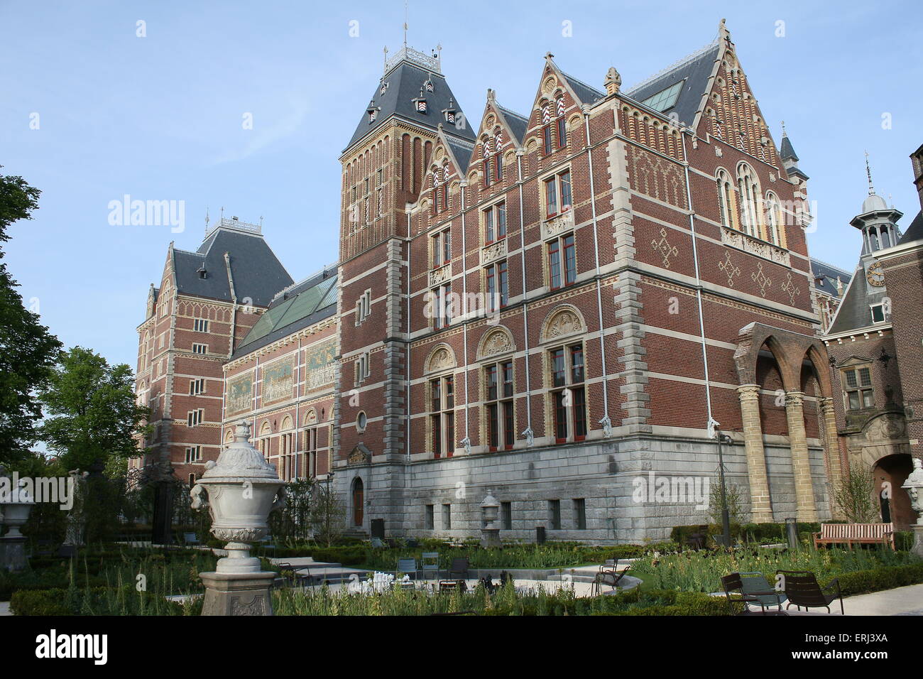 I giardini e la facciata occidentale del Rijksmuseum edificio, Amsterdam, Paesi Bassi Foto Stock