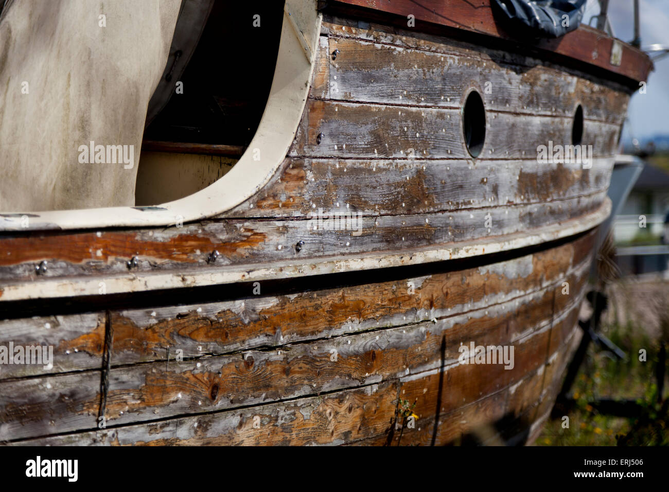 Una vecchia imbarcazione di essere rinnovato in un cantiere in mare Leigh-On Essex England Regno Unito Europa Foto Stock