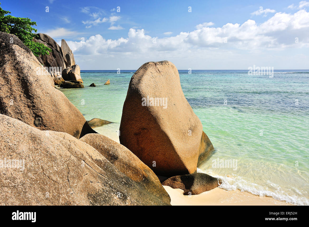 Vista mare Source d' Argent, Beach sull'isola di La Digue, Seicelle Foto Stock