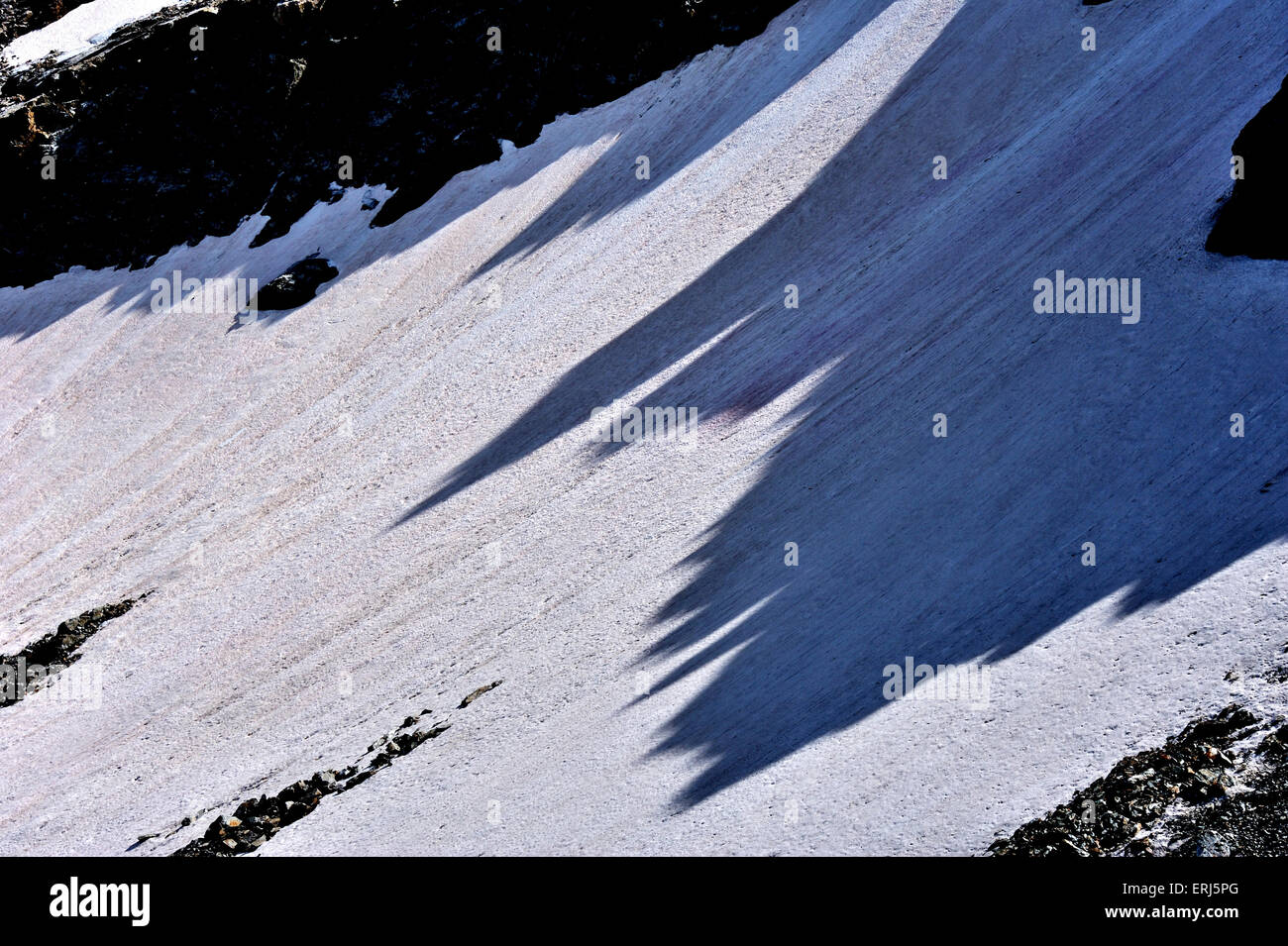 Silhouette di picchi di montagna nella neve, sulle Alpi francesi, Francia Foto Stock