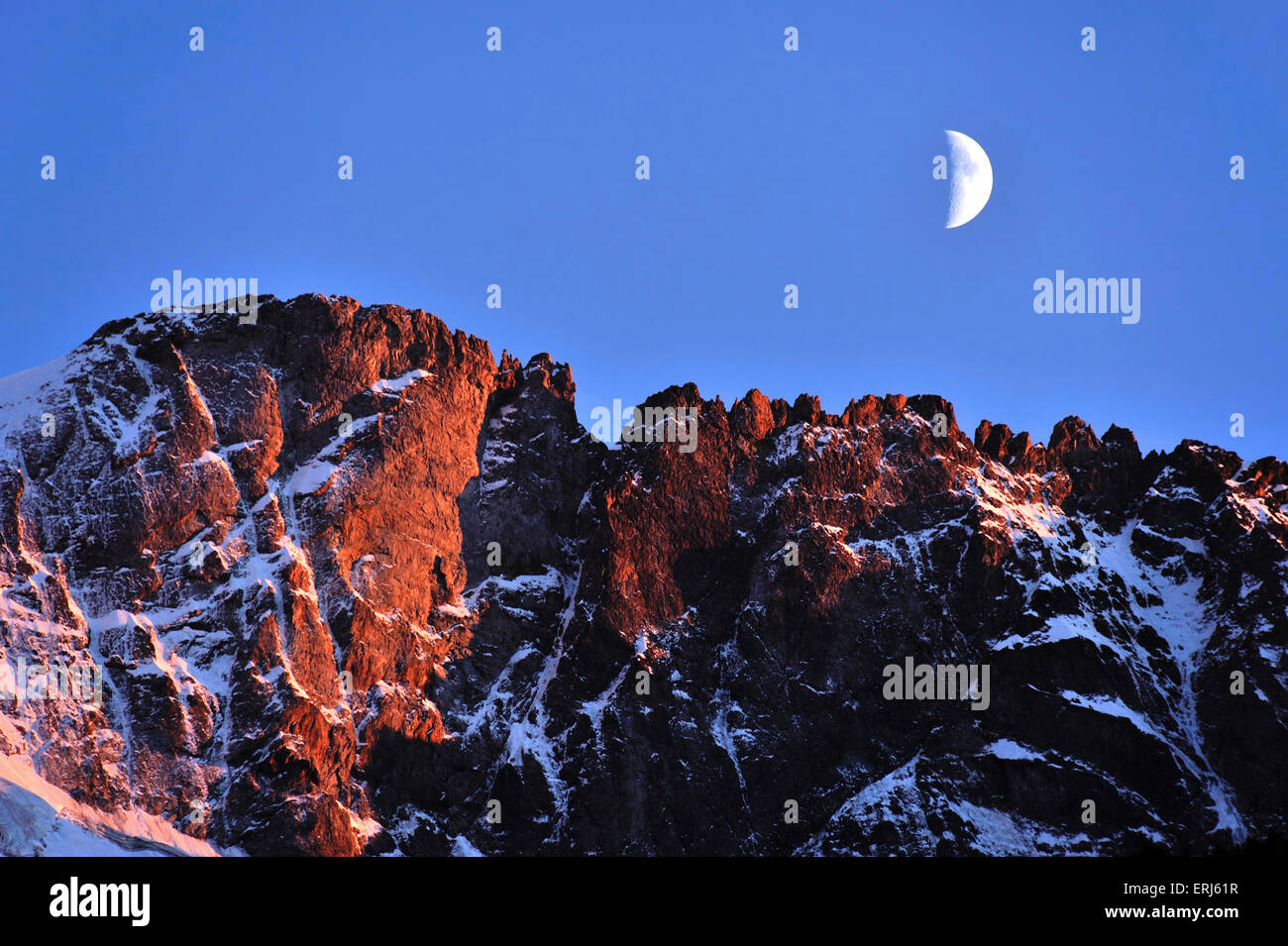 Incandescente cime e luna, sulle Alpi francesi, Francia Foto Stock