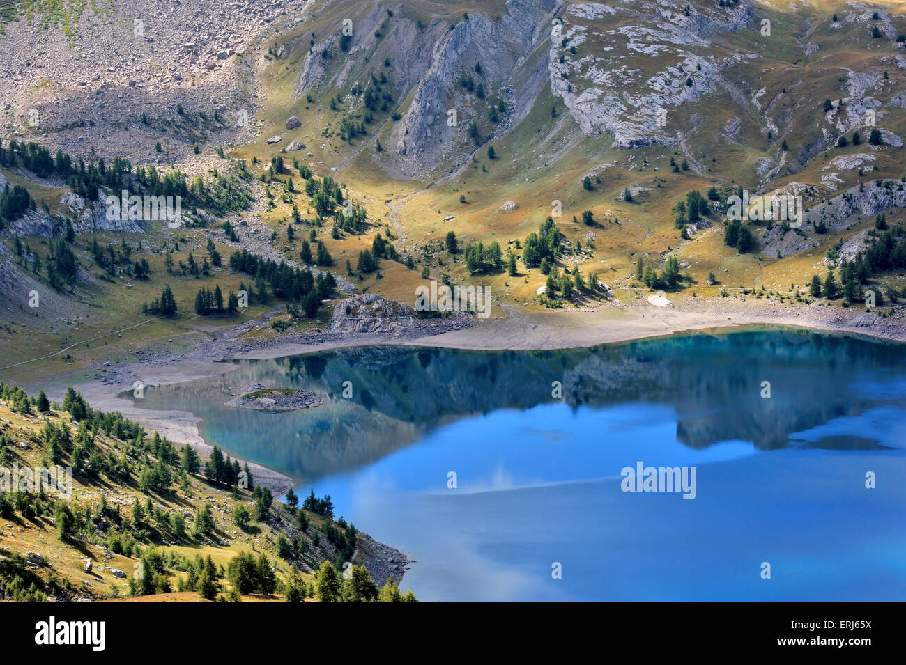Riflessione in un lago di montagna Lac d'Allos, sulle Alpi francesi, Francia Foto Stock