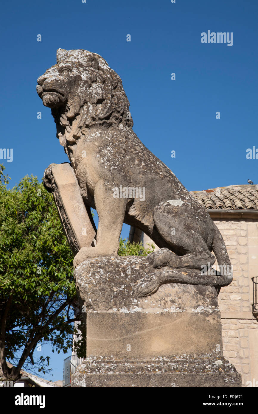Leone nella Plaza Vazquez de Molina Square, a Ubeda, Andalusia, Spagna Foto Stock