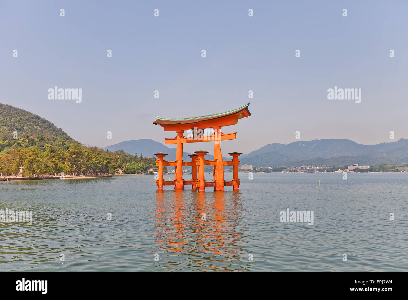 Mondo famoso floating torii gate di Itsukushima sacrario scintoista, l'isola di Miyajima, Giappone. Sito del Patrimonio Mondiale di UNESCO Foto Stock