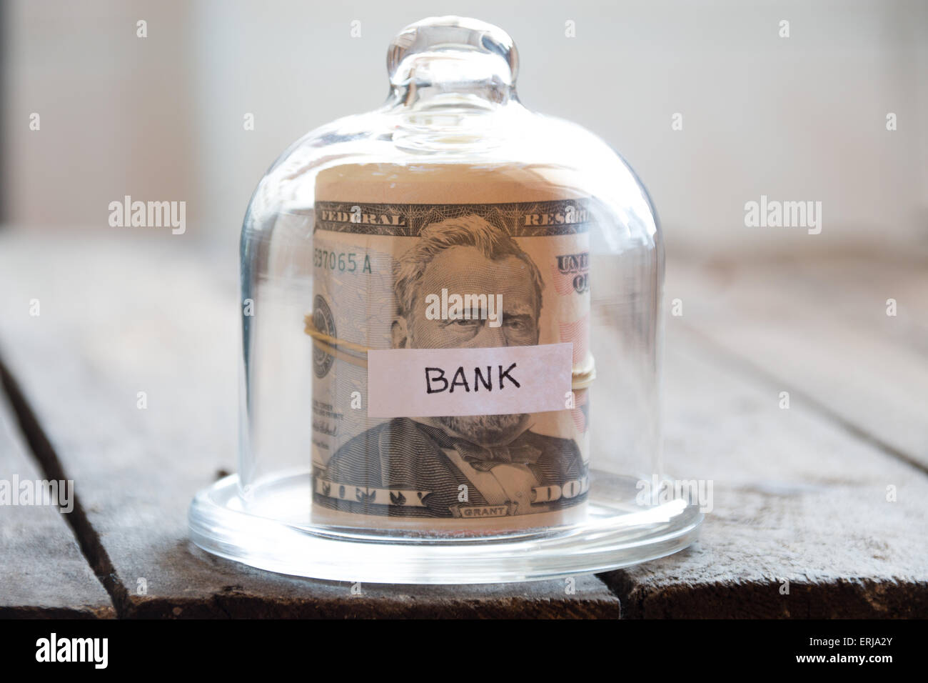 Concetto di banca. Di dollari su un tavolo sotto una copertura di vetro. Foto Stock