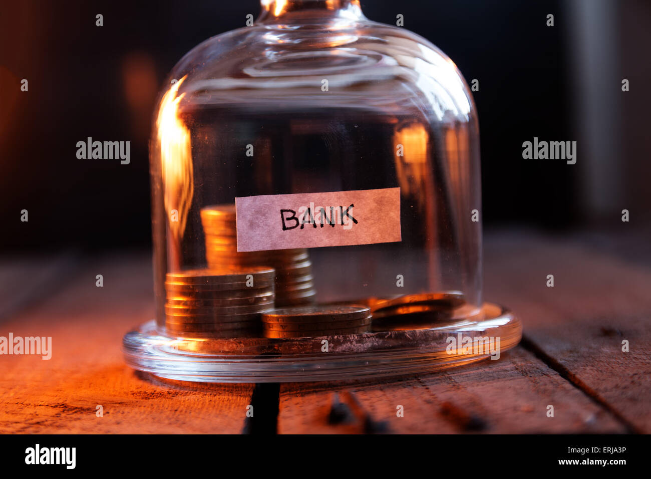 Concetto di banca. Le monete d'oro su un tavolo sotto una copertura di vetro. Foto Stock