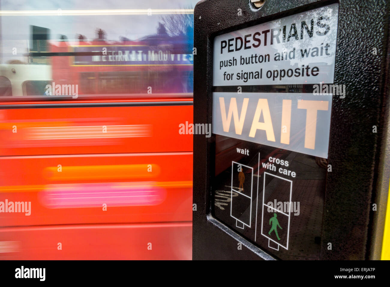 Una velocità del bus passato un attraversamento pedonale con uno sguardo a destra segno. Foto Stock
