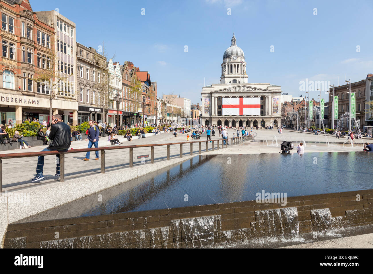 Le persone nella piazza del vecchio mercato con casa Consiglio e la bandiera inglese nella distanza, Nottingham, Inghilterra, Regno Unito Foto Stock