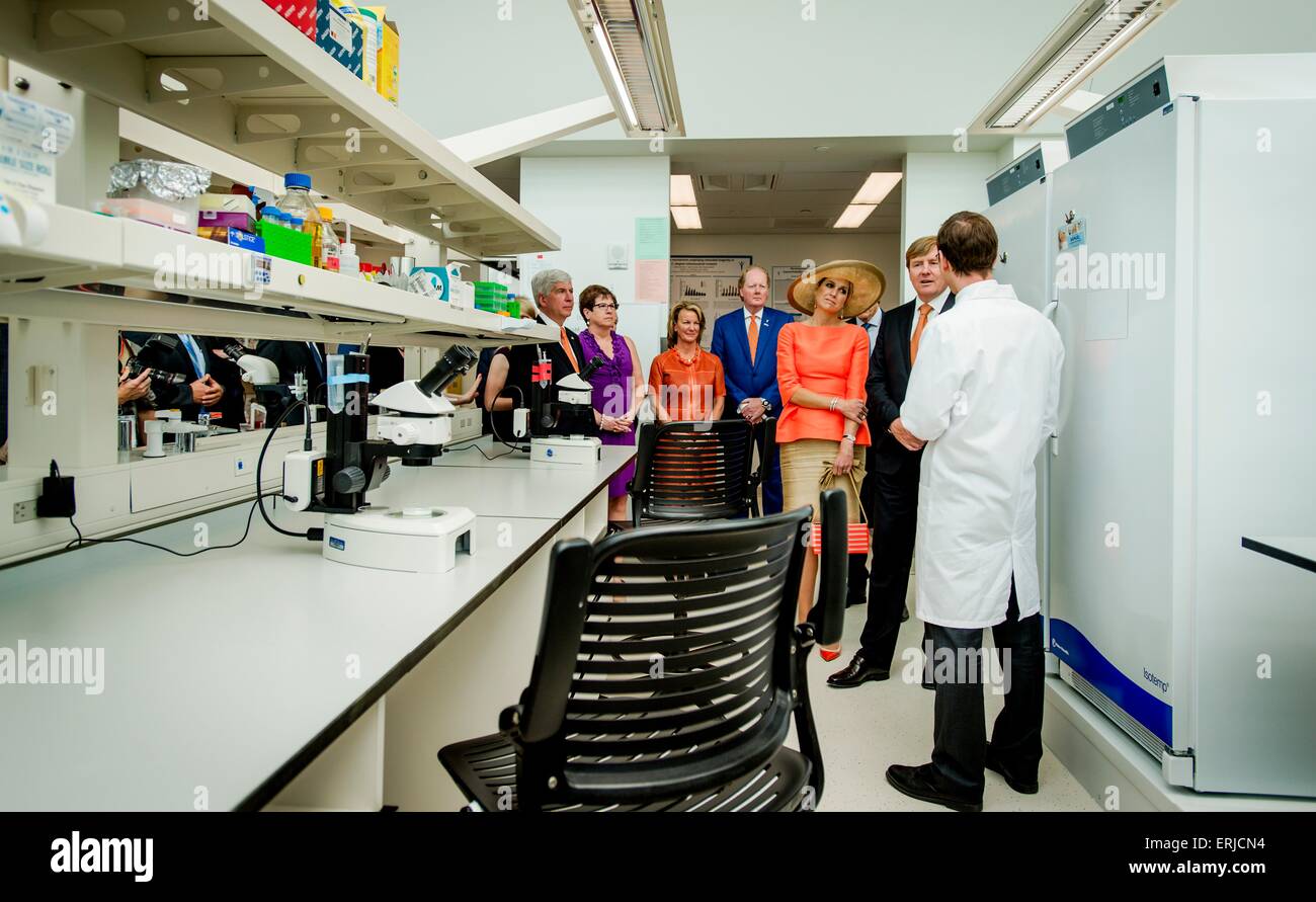 Willem-Alexander re e regina Maxima dei Paesi Bassi Visita al Van Andel Research Institute di Grand Rapids. Stati Uniti, 2 giugno 2015.Il re e la regina di visitare gli Stati Uniti durante un 3 Giorno in visita ufficiale. Foto: Robin van Lonkhijsen/piscina point de vue fuori - nessun filo SERVICE - Foto Stock