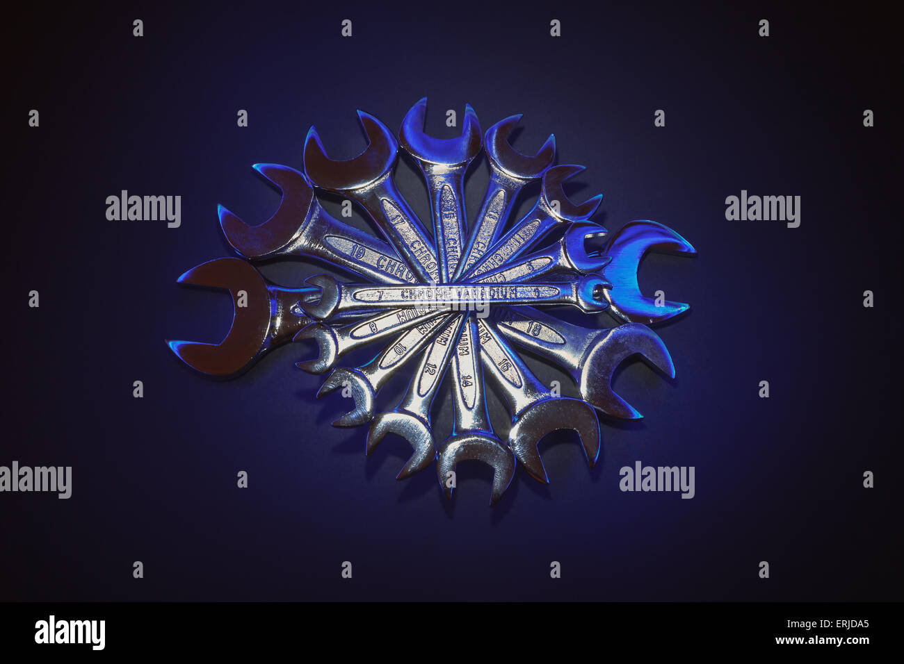 Interessante composizione fatta di chiavi, accentuata nella parte centrale con il titolo nel mezzo. Foto Stock