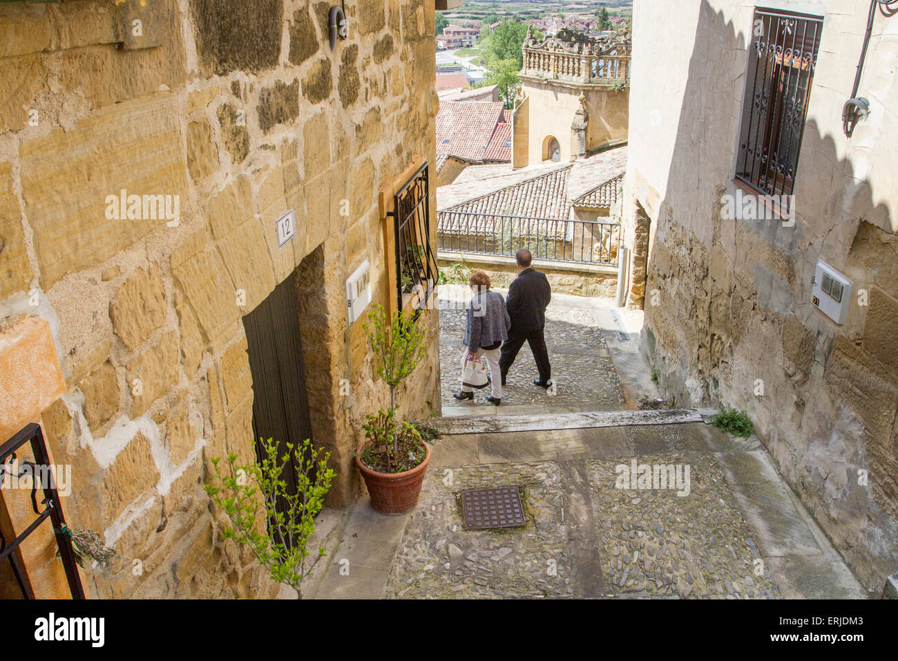 Strade strette di Labastida, Alava, Paese Basco Foto Stock