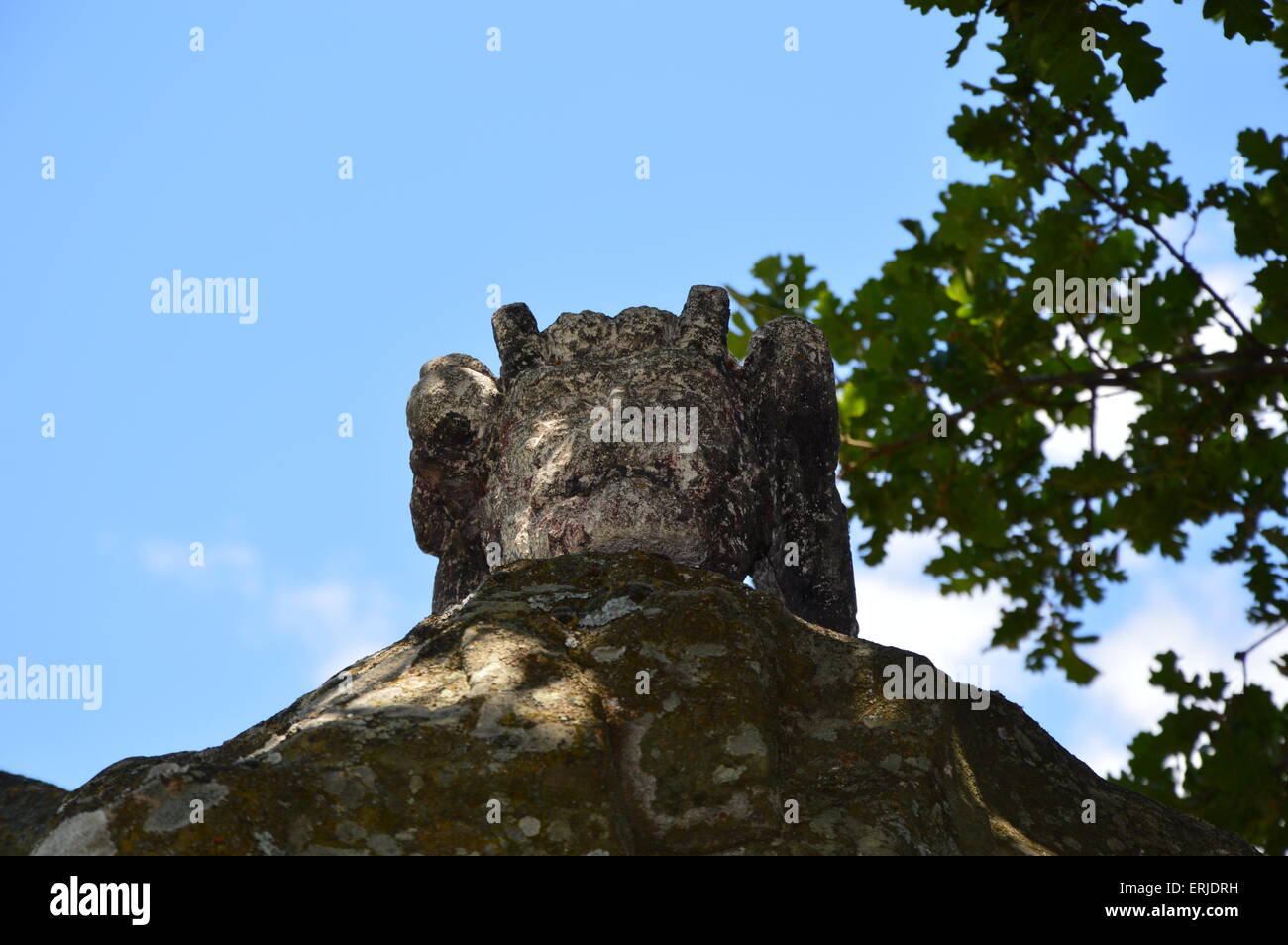 Una statua di una strana testa su una grande roccia nel sud della Francia Foto Stock