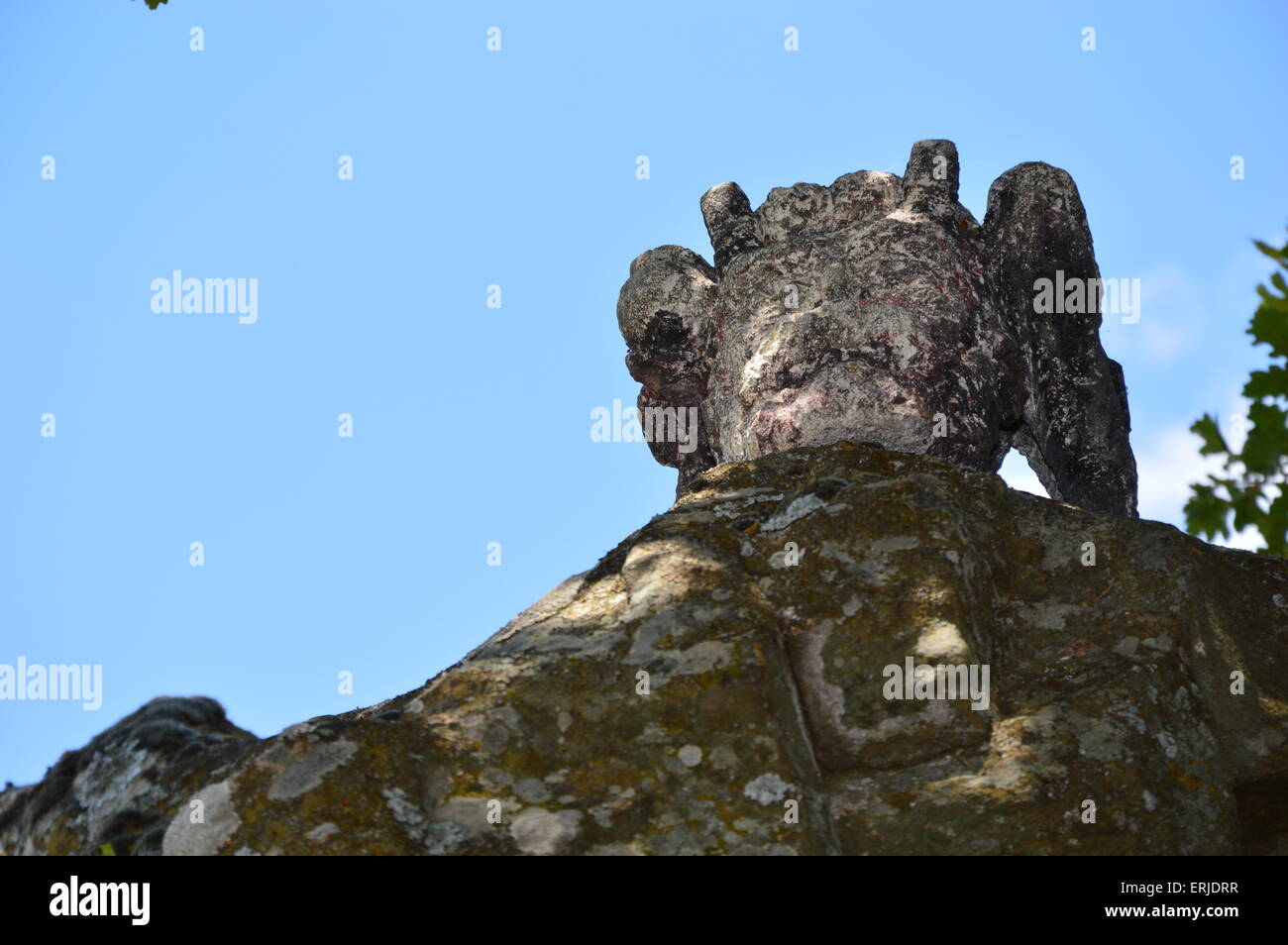 Una statua di una strana testa su una grande roccia nel sud della Francia Foto Stock