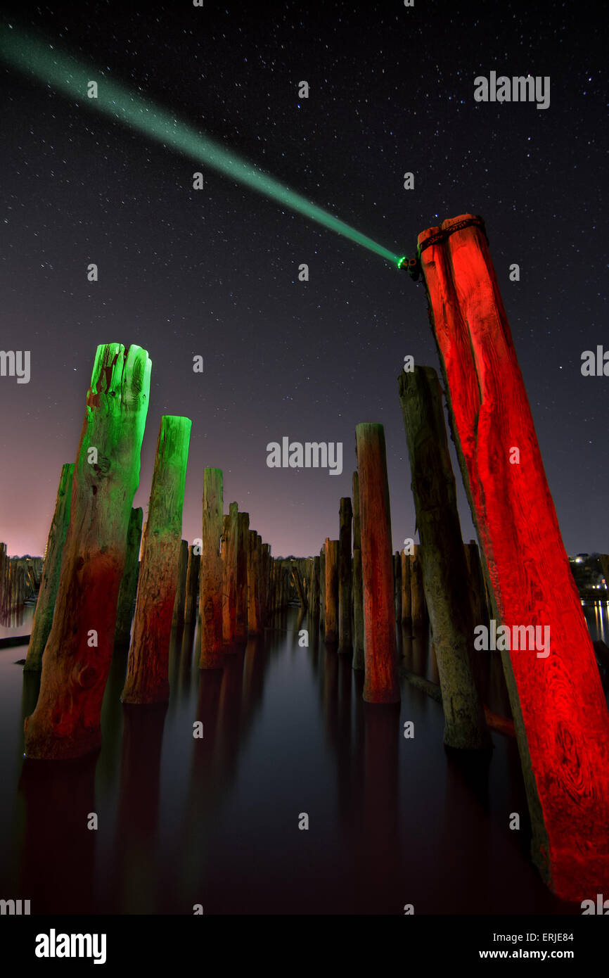 Insolito rosso polacchi nella riflessione di acqua durante la notte con profonda stelle sky Foto Stock