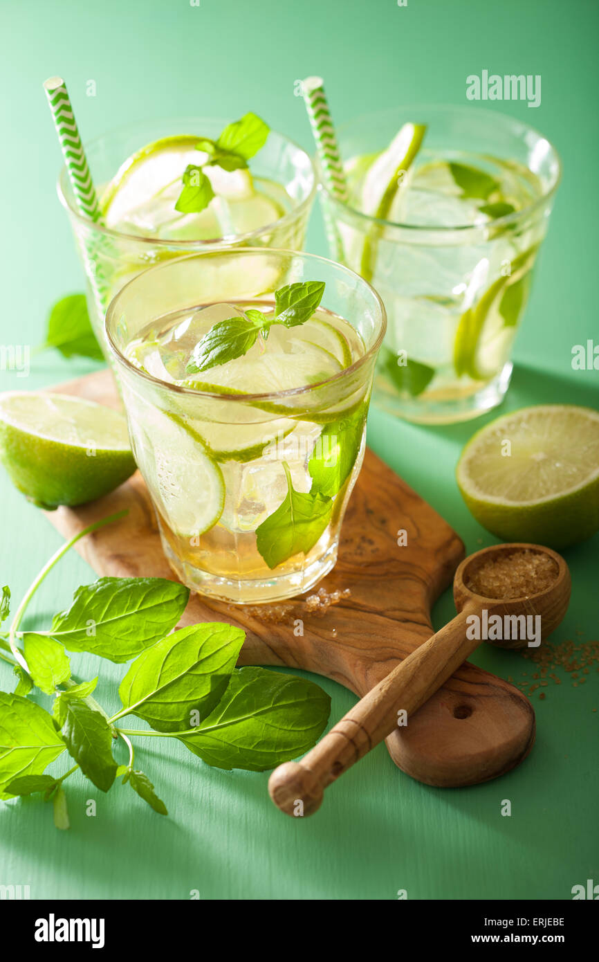 Freschi cocktail mojito su sfondo verde Foto Stock