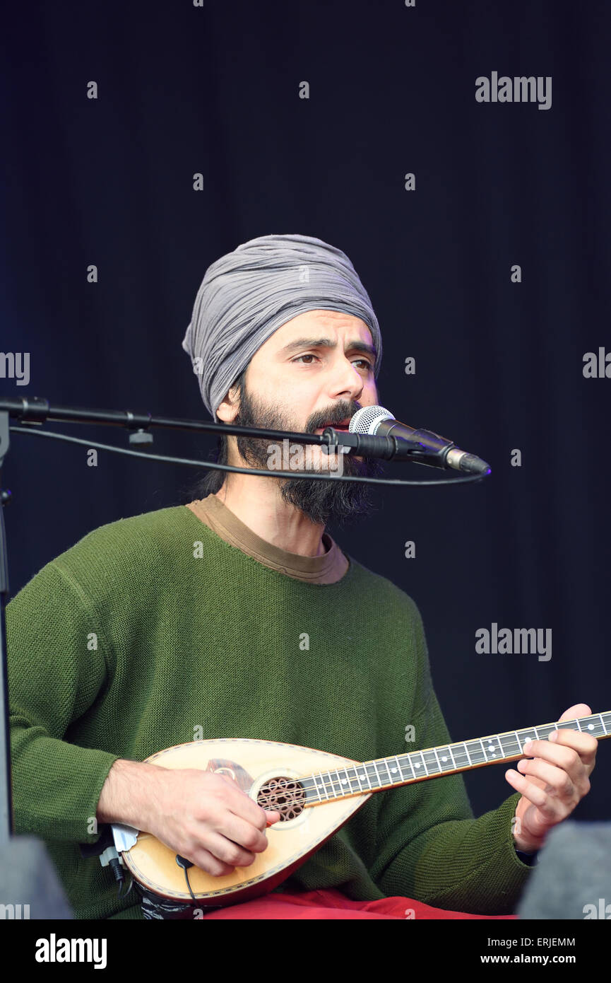 Banda cipriota Monsieur Doumani giocare al Wychwood music festival, Cheltenham Gloucestershire. Foto Stock