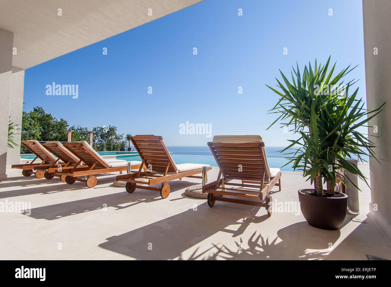 Piscina di lusso e sedia a sdraio Foto Stock